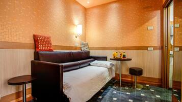 Edredons de pluma, frigobar, cofres nos quartos