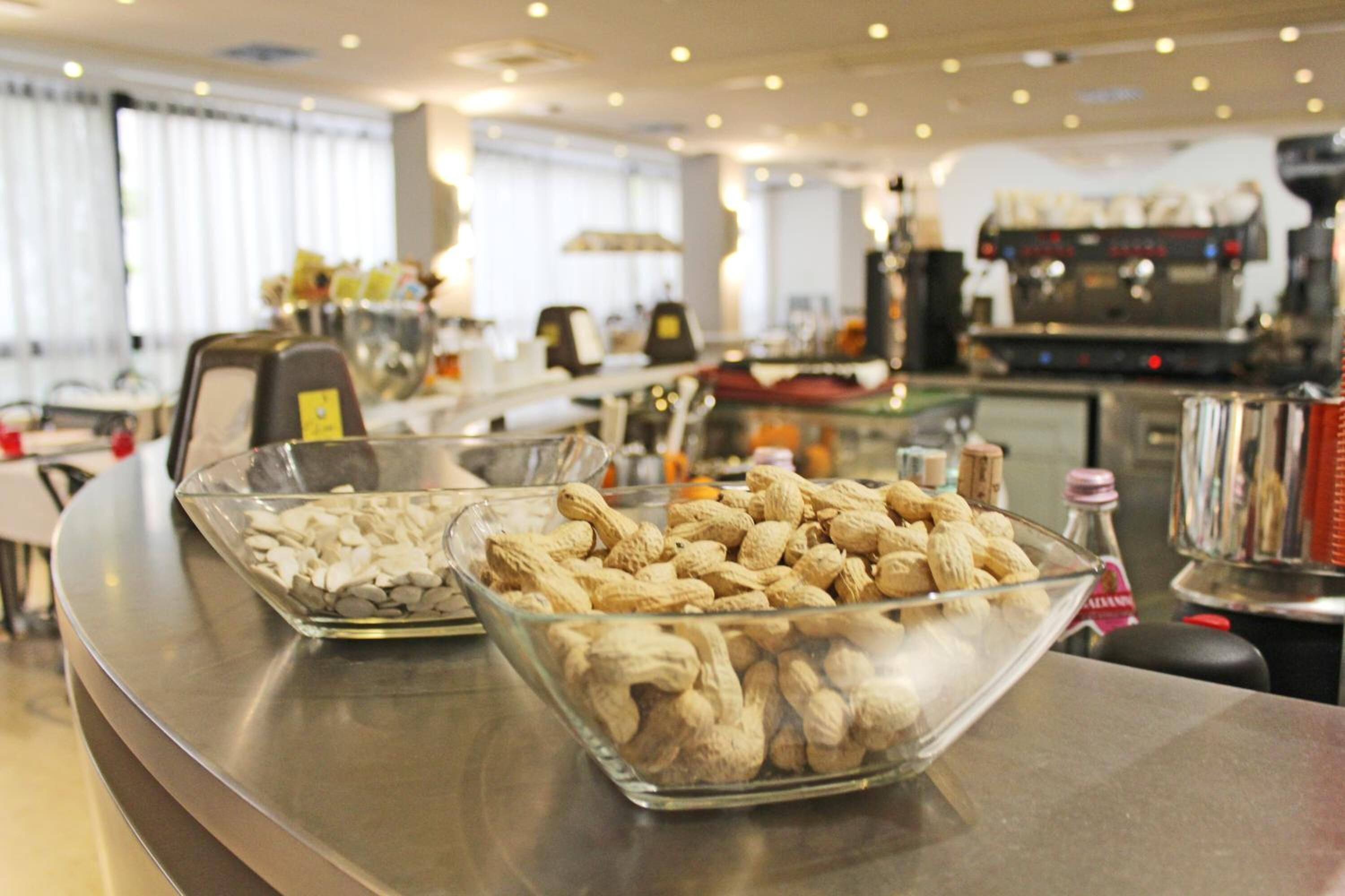 Se sirven desayunos y cocina internacional 