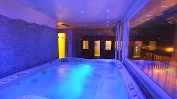 Indoor spa tub