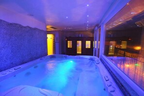 Bañera de hidromasaje cubierta