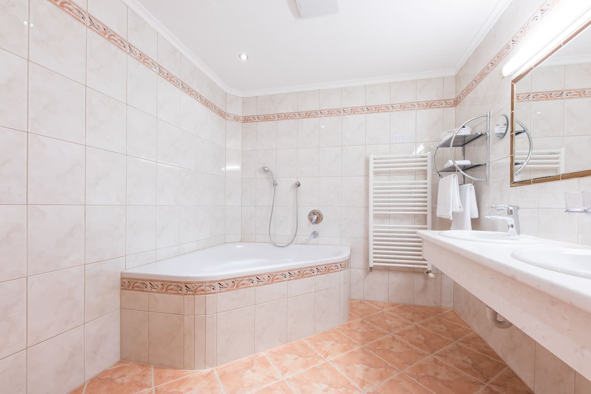 junior suite, balcony | deep-soaking bathtub