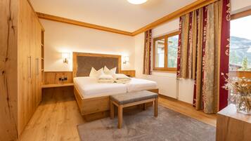 Habitación doble estándar, balcón (Rubin) | Ropa de cama hipoalergénica y caja de seguridad en la habitación