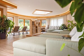 Un sauna, baño turco, masajes deportivos, masajes