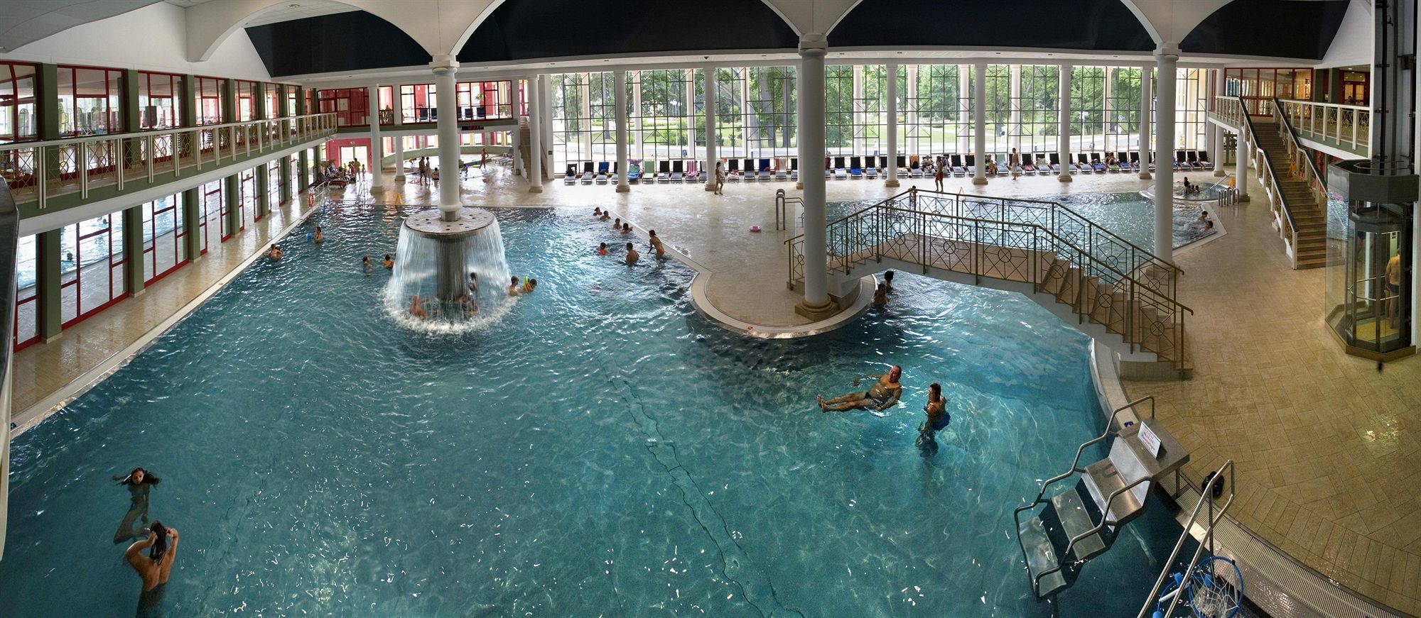 Ein großer, überdachter Pool mit mehreren Ebenen und einer zentralen Wasserspüle.