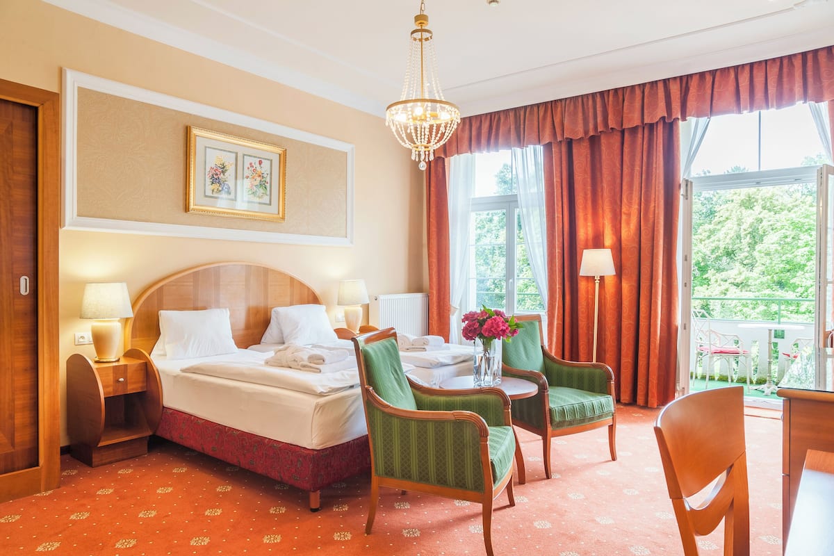 Deluxe Double or Twin room with Balcony | Minibar, una cassaforte in camera, una scrivania, Wi-Fi gratuito