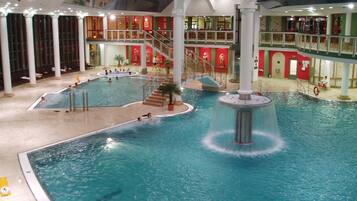3 indoor pools, 2 outdoor pools, pool loungers