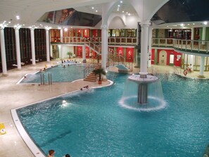 3 indoor pools, 2 outdoor pools, pool loungers