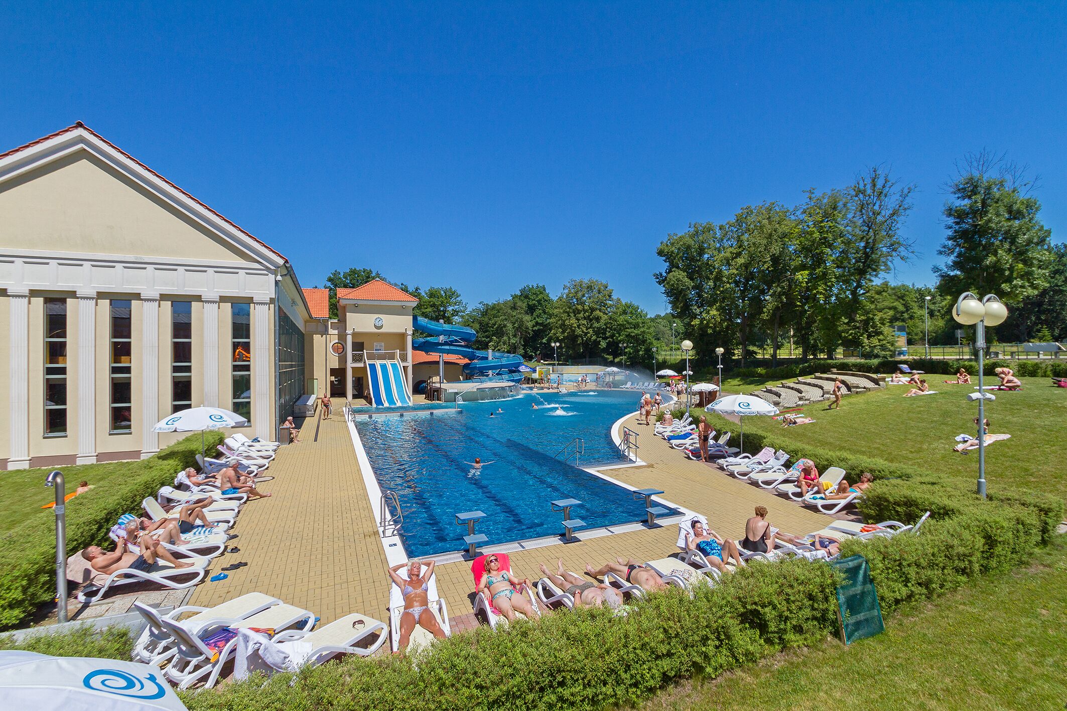 3 piscines couvertes, 2 piscines extérieures, chaises longues