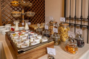 Déjeuner, dîner et souper servis sur place