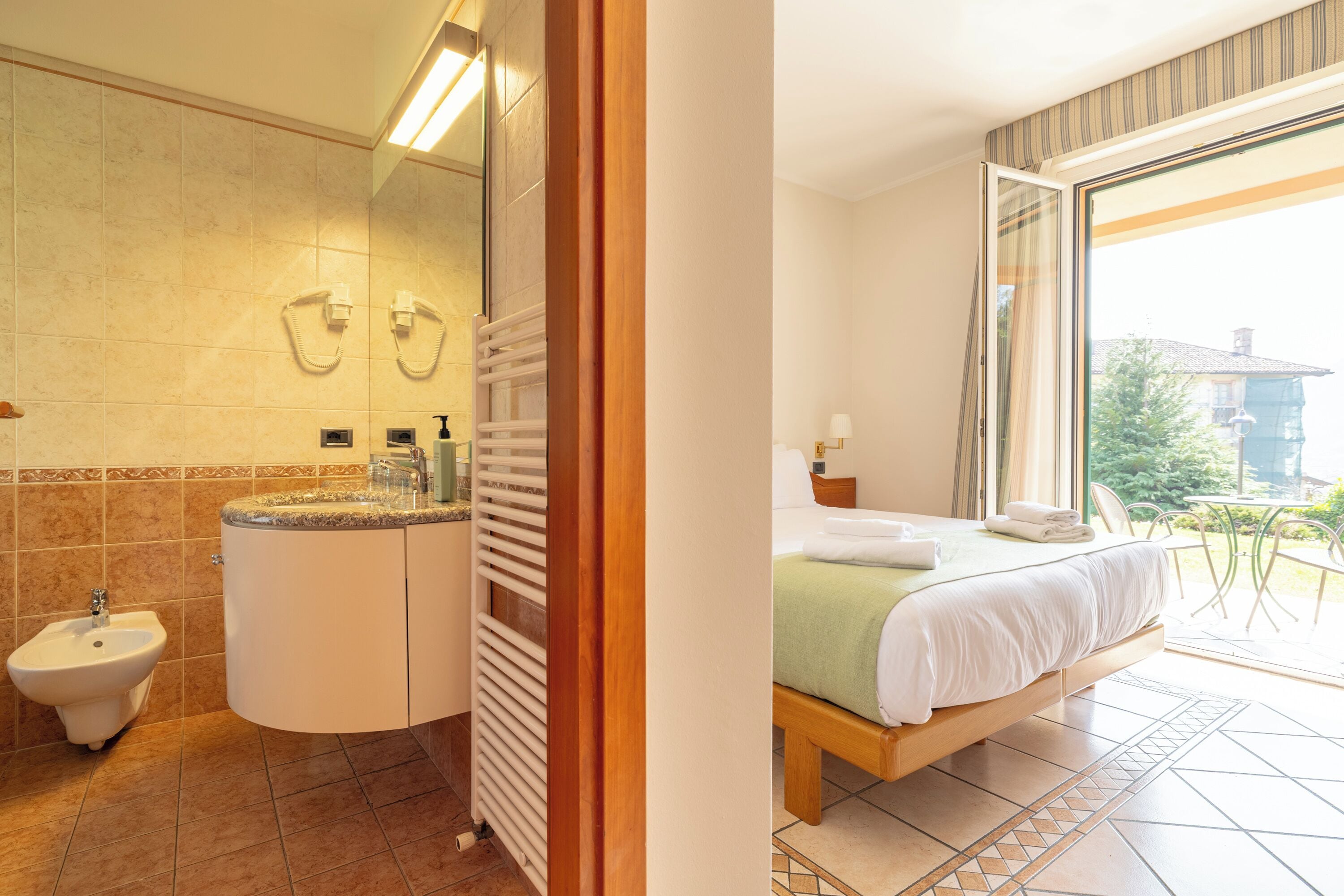 Dobbeltrom, hageutsikt, anneks | Dundyner, safe på rommet, skrivebord og blendingsgardiner