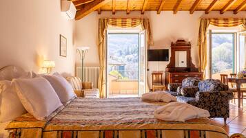 Suite – junior, balkong, anneks | Dundyner, safe på rommet, skrivebord og blendingsgardiner