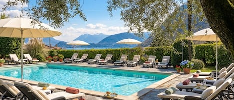 Outdoor pool, pool loungers