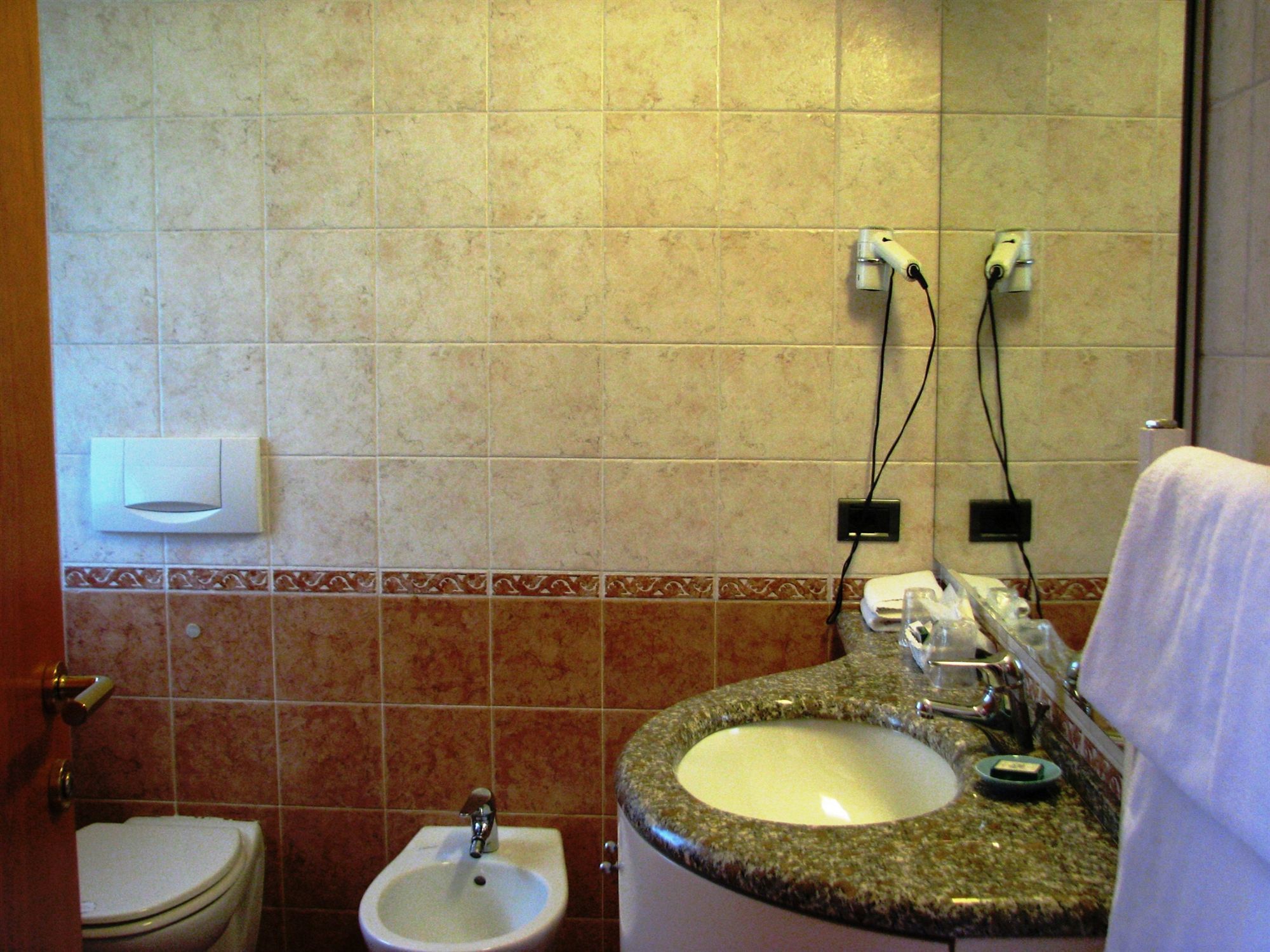 shower, free toiletries, hair dryer, bidet