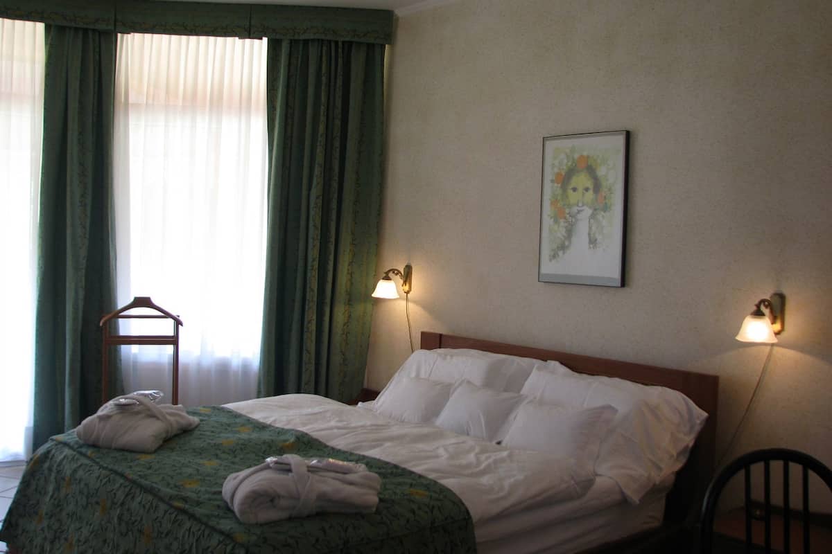Down duvets, in-room safe, desk, blackout curtains