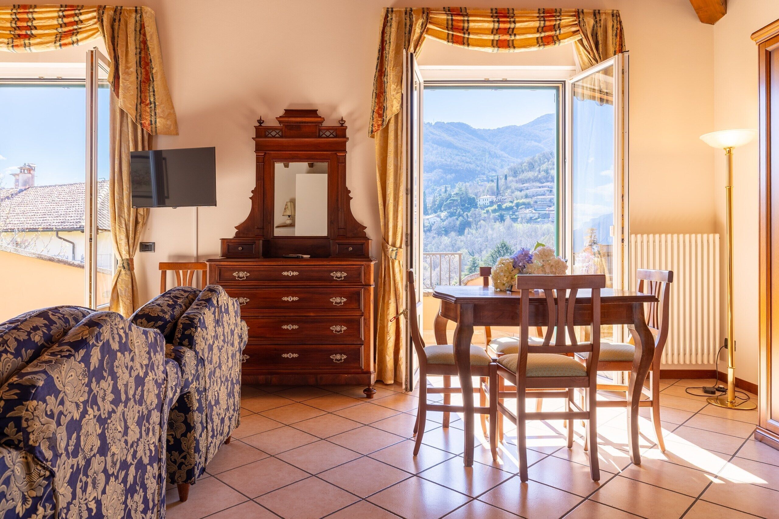 Junior Suite, Balcony, Annex Building | Living area | 19-inch TV with satellite channels