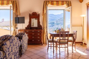 Suite – junior, balkong, anneks | Oppholdsområde | En 19-tommers TV med Parabol-TV