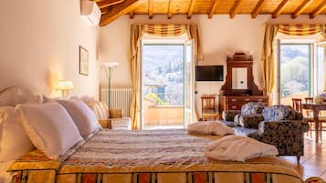 Down comforters, in-room safe, desk, blackout drapes