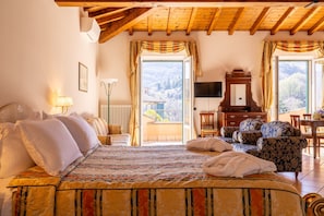 Dundyner, safe på rommet, skrivebord og blendingsgardiner