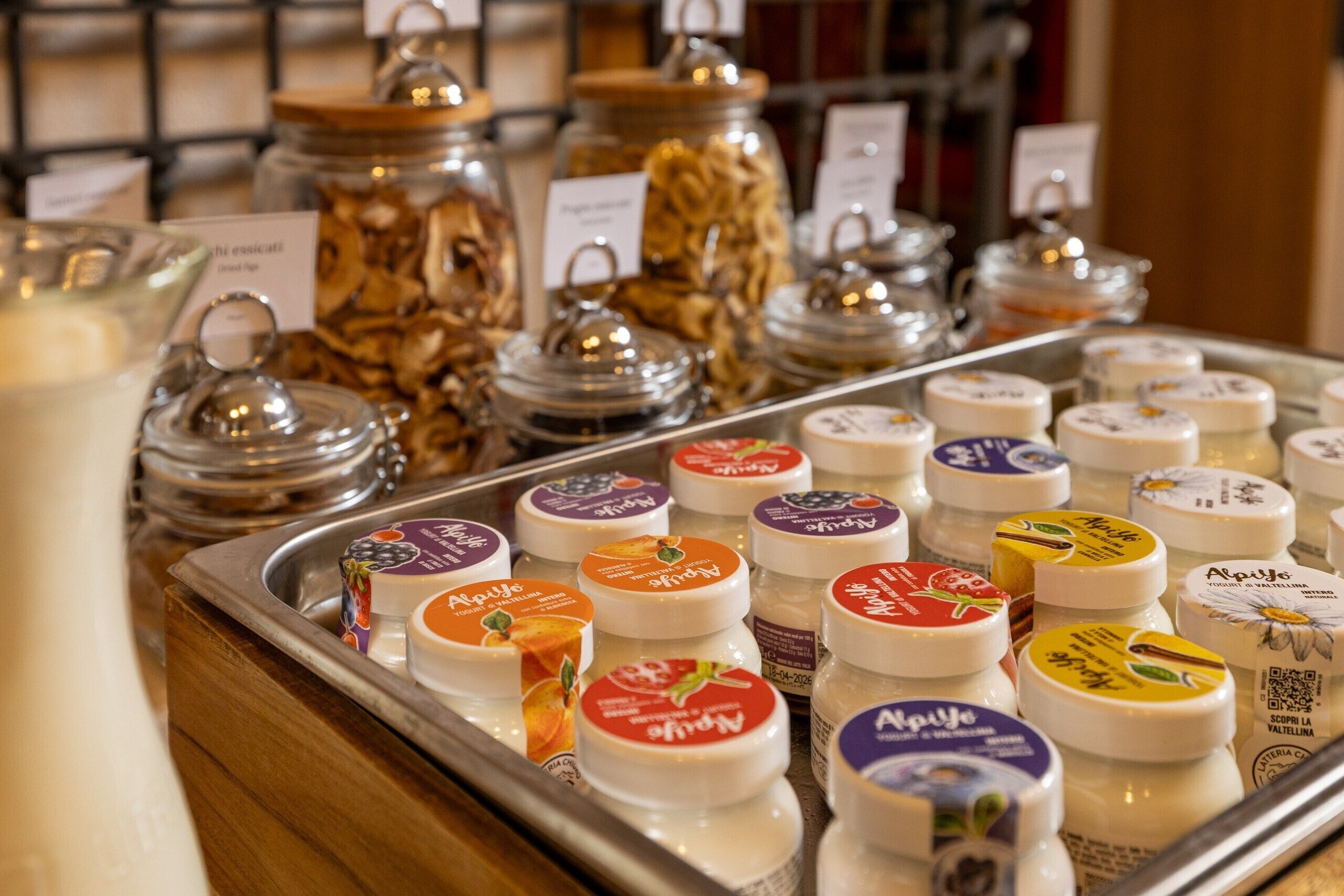 Exhibición de diversos productos lácteos como queso y yogur en una tienda.