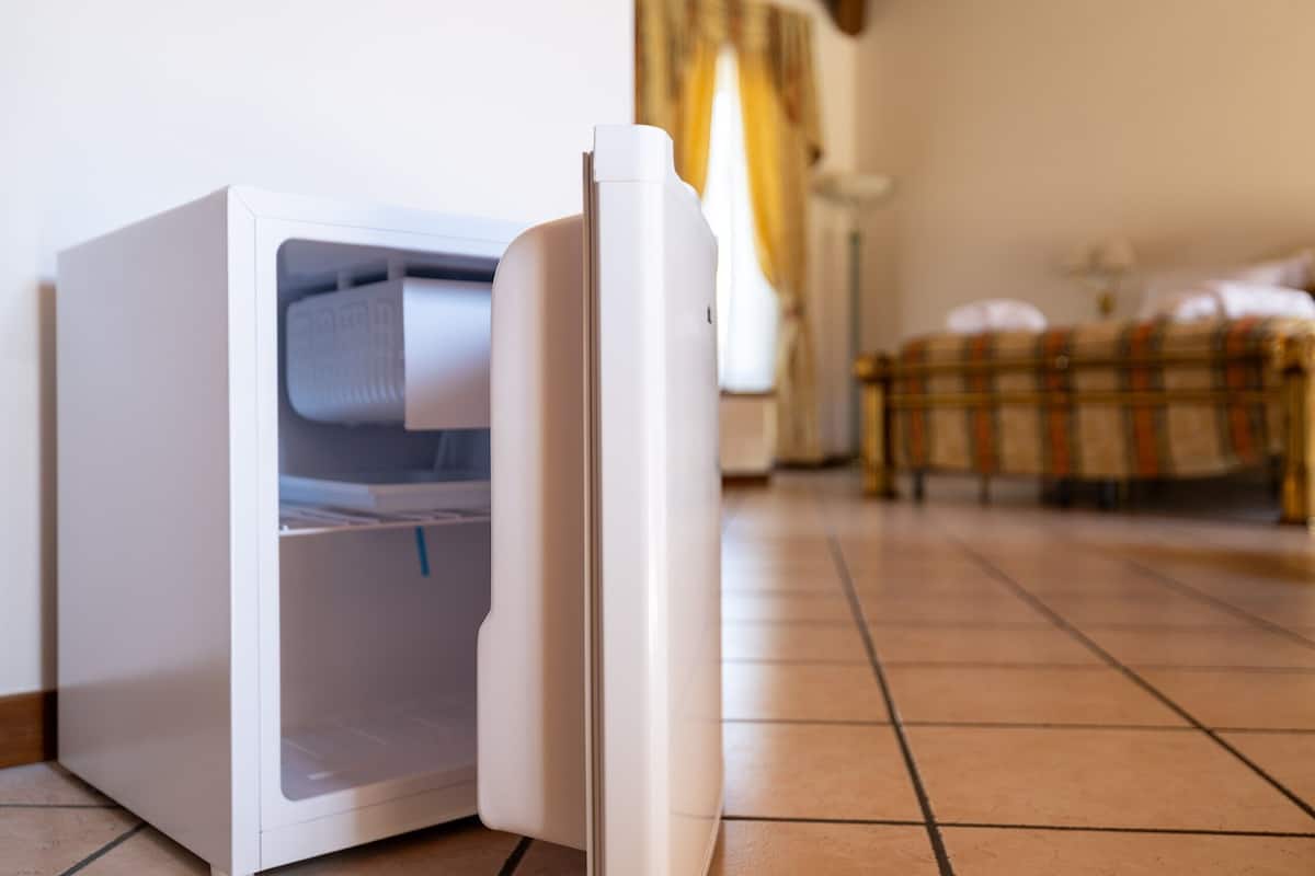 Suite – royal, utsikt mot innsjø, anneks | Oppholdsområde | En 19-tommers TV med Parabol-TV