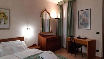 Daunenbettdecken, Zimmersafe, Schreibtisch, Verdunkelungsvorhänge