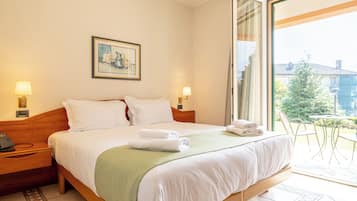 Down comforters, in-room safe, desk, blackout drapes