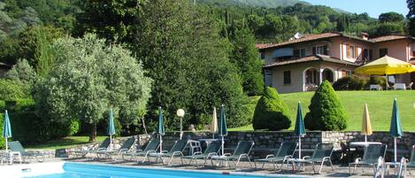 Alberca al aire libre y camastros