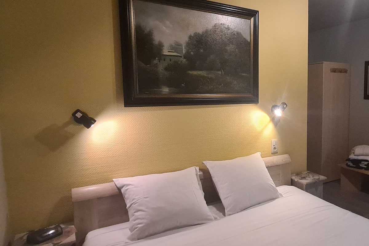 Individueel gedecoreerd, een bureau, gratis wifi, beddengoed