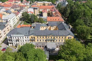 Un grand bâtiment historique doté d’une cour intérieure, entouré d’autres bâtiments.
