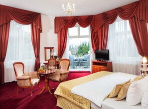 Minibar, caja de seguridad en la habitación y escritorio