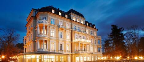 Vista frontal de la propiedad