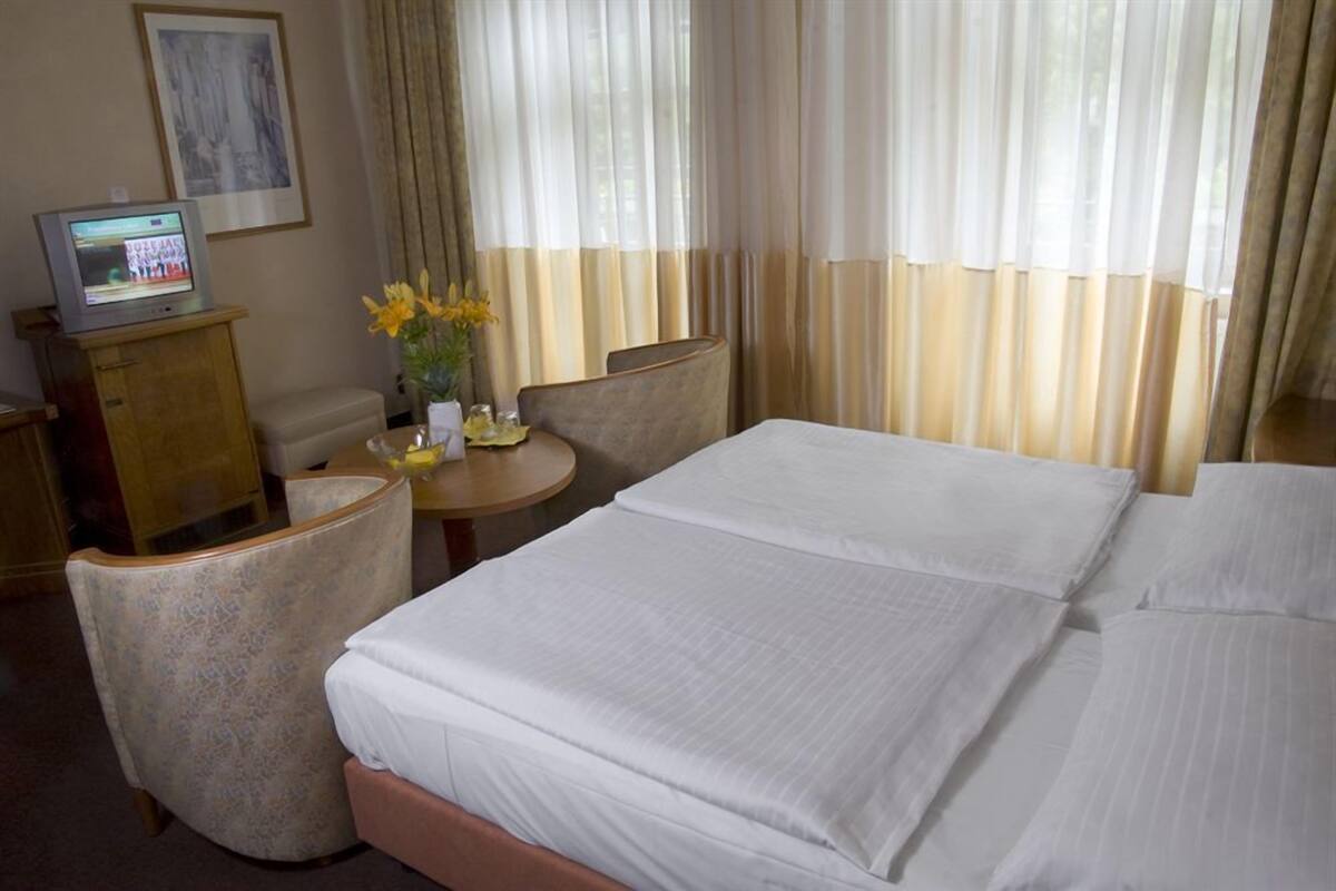 Comfort Double Room | Bar mini, meja, dihias secara berasingan 