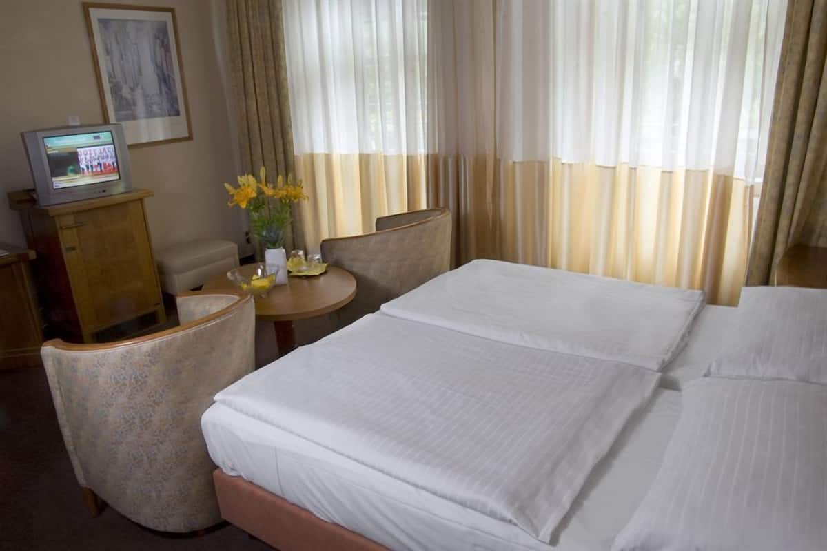 Comfort Double Room | Minibar, individually decorated, individually furnished, desk