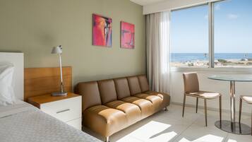 Minibar, caja de seguridad en la habitación y decoración personalizada