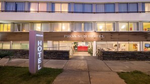 The exterior of the Proa Sur Hotel with a modern design, featuring a stone facade and a prominent entrance. - UY Proa Sur Hotel (La Paloma)