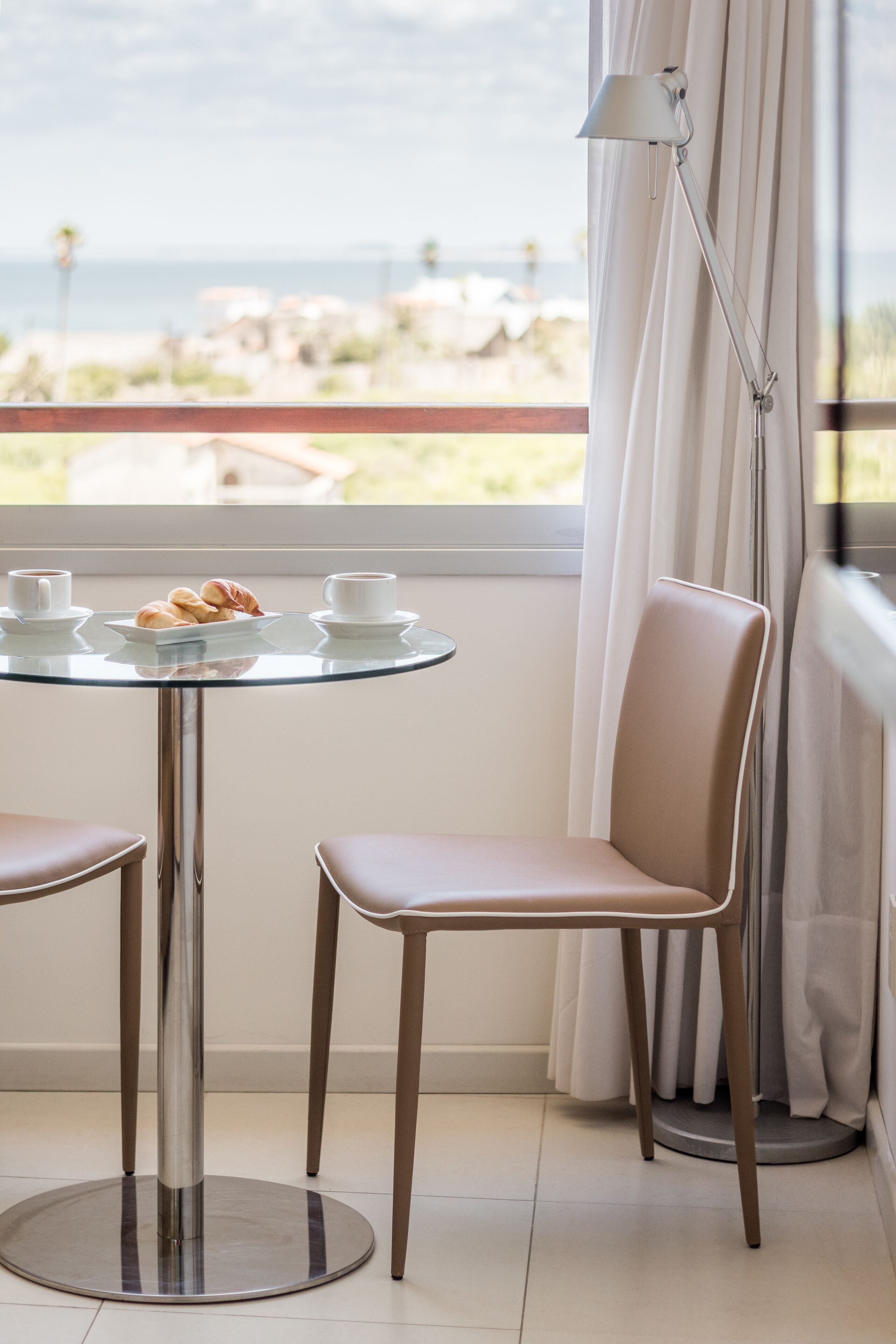 Een minibar, een kluis op de kamer, individueel gedecoreerd, een bureau