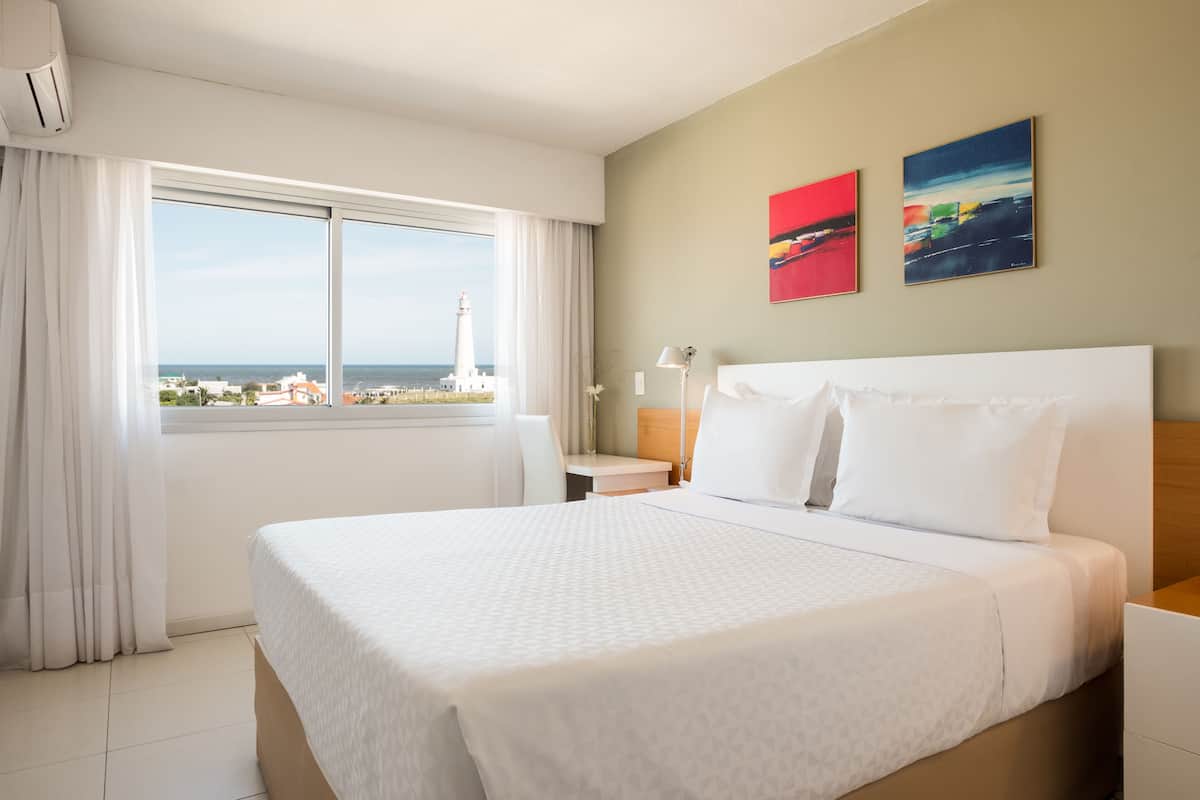 Standaard kamer | Een minibar, een kluis op de kamer, individueel gedecoreerd, een bureau