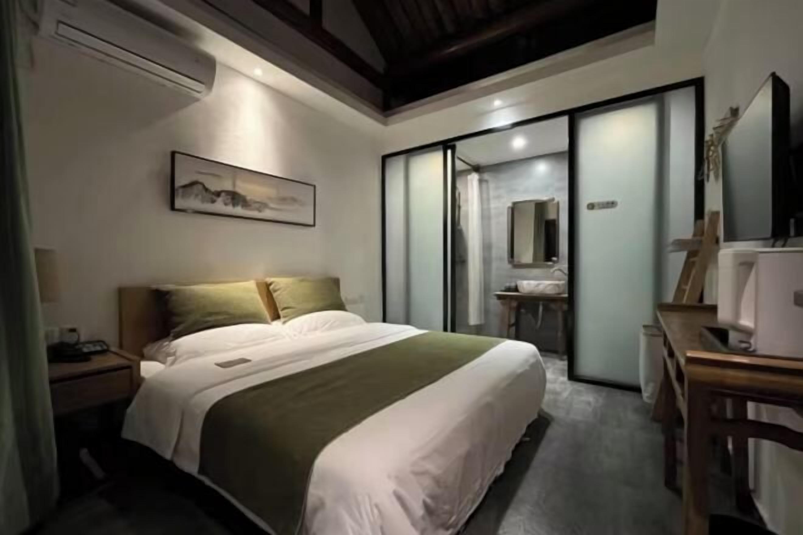 Escrivaninha, cortinas blackout, quartos à prova de som