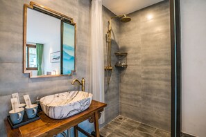 Deluxe Family Room  | Bathroom | Shower, free toiletries, hair dryer, slippers - Guipu Courtyard Hotel (Beijing)