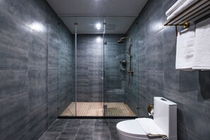 Zimmer | Badezimmer | Dusche, kostenlose Toilettenartikel, Haartrockner, Hausschuhe