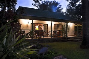 2 bars/lounges