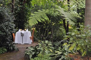 2 restaurants; breakfast, lunch and dinner served  - Tzaneen Country Lodge (Tzaneen)