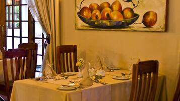 2 restaurants; breakfast, lunch, and dinner served