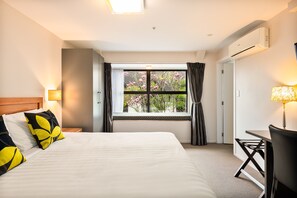 Ropa de cama de alta calidad y caja de seguridad en la habitación