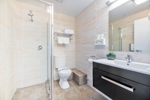 Executive Single Room | Bathroom - Alexander Inn (Auckland)