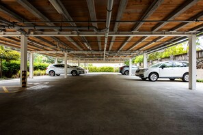 Free self-parking - Alexander Inn (Auckland)