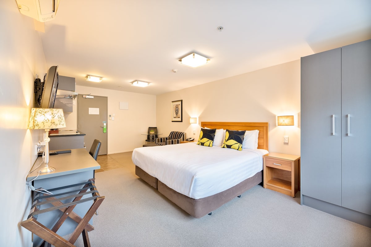 أغطية فراش متميزة وخزنة داخل الغرفة وستائر تعتيم ومكواة/لوح كي