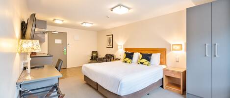 Executive | Premium bedding, in-room safe, blackout drapes, iron/ironing board
