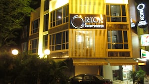 Un hotel con un letrero llamativo que dice 'Orion Design Hotel'.
