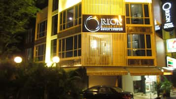 Bagian depan properti - sore/malam